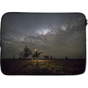 Laptophoes 14 inch 36x26 cm - Paarden  - Macbook & Laptop sleeve Vrouw op een paard onder de Melkweg - Laptop hoes met foto