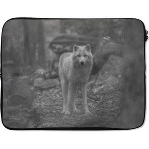 Laptophoes 17 inch 41x32 cm - Wolven in zwart wit - Macbook & Laptop sleeve Witte wolf in het bos in zwart-wit - Laptop hoes met foto