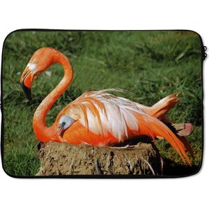 Laptophoes 14 inch - Flamingo die haar kuiken onder haar vleugel beschermd - Laptop sleeve - Binnenmaat 34x23,5 cm - Zwarte achterkant