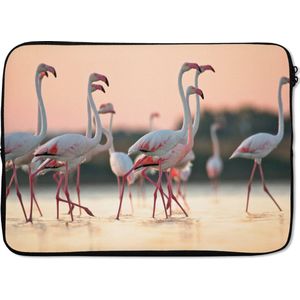 Laptophoes 13 inch - Groep flamingo's bij zonsondergang in Italië - Laptop sleeve - Binnenmaat 32x22,5 cm - Zwarte achterkant