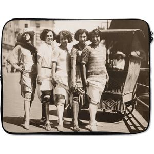 Laptophoes 17 inch 41x32 cm - Roaring Twenties - Macbook & Laptop sleeve Vrouwen laten hun kousenbanden zien tijdens de Roaring Twenties in sepiakleuren - Laptop hoes met foto