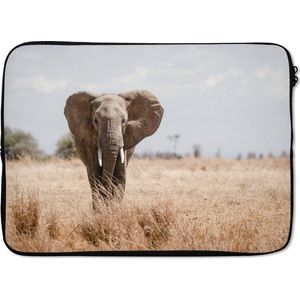 Laptophoes 14 inch 36x26 cm - Olifanten - Macbook & Laptop sleeve Intimiderend loopt de olifant naar de camera - Laptop hoes met foto