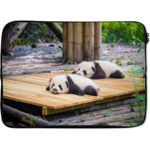 Laptophoes 13 inch - Panda's - Vloer - Hout - Laptop sleeve - Binnenmaat 32x22,5 cm - Zwarte achterkant