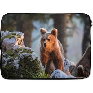 Laptophoes 13 inch 34x24 cm - Roofdieren - Macbook & Laptop sleeve Bruine beer in het zonlicht - Laptop hoes met foto