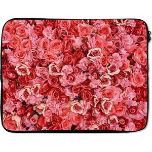 Laptophoes 17 inch 41x32 cm - Rode Rozen - Macbook & Laptop sleeve Rode rozen achtergrond - Laptop hoes met foto
