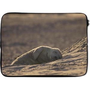 Laptophoes 13 inch 34x24 cm - Slapende Baby Dieren - Macbook & Laptop sleeve Jonge slapende zeehond - Laptop hoes met foto