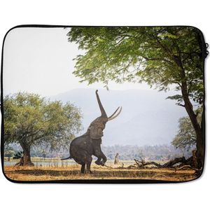 Laptophoes 17 inch 41x32 cm - Vrije Dieren - Macbook & Laptop sleeve Balancerende olifant - Laptop hoes met foto