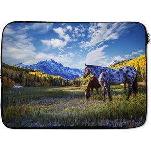 Laptophoes 14 inch 36x26 cm - Appaloosa - Macbook & Laptop sleeve Twee paarden in berglandschap - Laptop hoes met foto