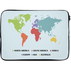 Laptophoes 14 inch 36x26 cm - Trendy wereldkaarten - Macbook & Laptop sleeve Wereldkaart met verschillende kleuren op een lichtblauwe achtergrond - Laptop hoes met foto