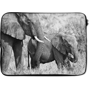 Laptophoes 14 inch 36x26 cm - Olifanten - Macbook & Laptop sleeve Baby olifant en haar moeder in Kenia in zwart-wit - Laptop hoes met foto