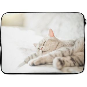 Laptophoes 13 inch 34x24 cm - Slapende katten - Macbook & Laptop sleeve Kat slaapt op de bank - Laptop hoes met foto