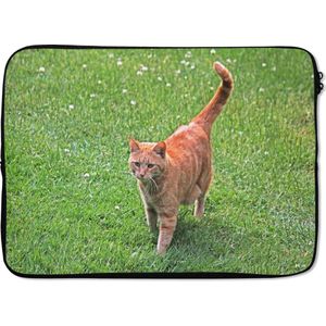 Laptophoes 13 inch 34x24 cm - Katten - Macbook & Laptop sleeve Rode kater in het gras - Laptop hoes met foto