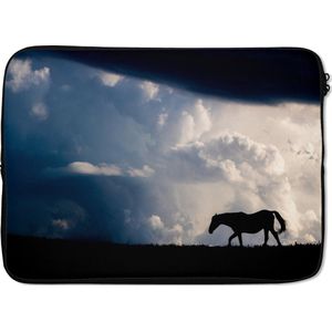 Laptophoes 13 inch 34x24 cm - Paarden  - Macbook & Laptop sleeve Paard in de bergen - Laptop hoes met foto