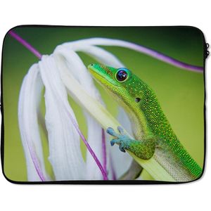 Laptophoes 15 inch 38x29 cm - Gecko - Macbook & Laptop sleeve Groene gekko op een witte spinlelie - Laptop hoes met foto