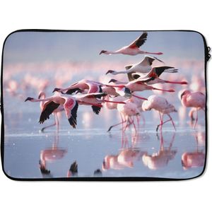 Laptophoes 13 inch - Roze flamingo's op het water - Laptop sleeve - Binnenmaat 32x22,5 cm - Zwarte achterkant