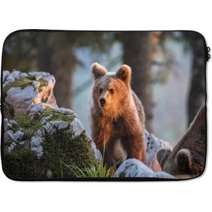 Laptophoes 14 inch 36x26 cm - Roofdieren - Macbook & Laptop sleeve Bruine beer in het zonlicht - Laptop hoes met foto