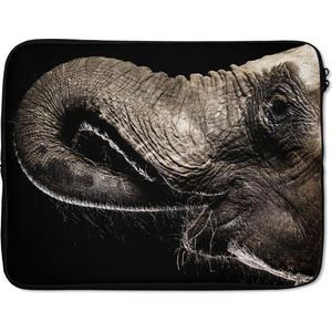 Laptophoes 17 inch 41x32 cm - Olifanten - Macbook & Laptop sleeve Portret van een olifant met zijn slurf in zijn mond - Laptop hoes met foto