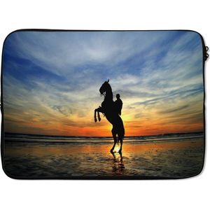 Laptophoes 14 inch 36x26 cm - Paarden  - Macbook & Laptop sleeve Silhouet van een ruiter op een paard bij zonsondergang - Laptop hoes met foto