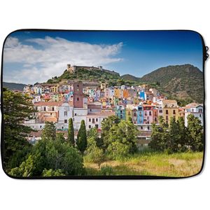 Laptophoes 14 inch 36x26 cm - Sardinië - Macbook & Laptop sleeve Het uitzicht over Kleurrijke Stad in Sardinië - Laptop hoes met foto