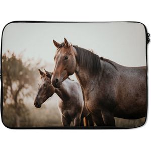 Laptophoes 14 inch 36x26 cm - Paarden  - Macbook & Laptop sleeve Paard met haar veulen in het Duitse landschap - Laptop hoes met foto