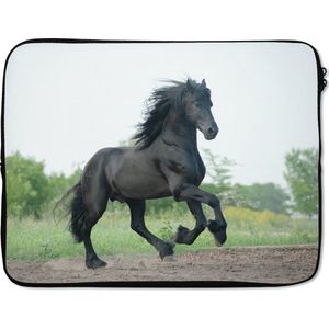 Laptophoes 17 inch 41x32 cm - Paarden - Macbook & Laptop sleeve Galopperend zwart paard - Laptop hoes met foto