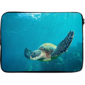 Laptophoes 14 inch - Een groene zeeschildpad onderwater - Laptop sleeve - Binnenmaat 34x23,5 cm - Zwarte achterkant