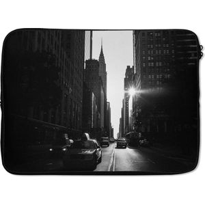 Laptophoes 13 inch 34x24 cm - New York Luxurydeco - Macbook & Laptop sleeve Een rustige straat in New York in zwart-wit - Laptop hoes met foto