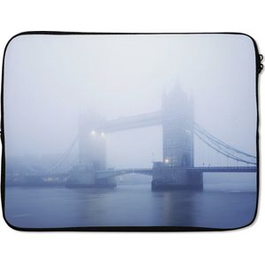 Laptophoes 15 inch 38x29 cm - Tower Bridge  - Macbook & Laptop sleeve Door mist verhulde Tower Bridge in London - Laptop hoes met foto