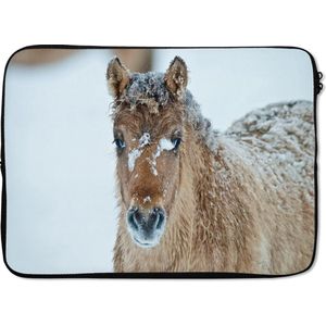 Laptophoes 13 inch - Jong fjord paard bedekt met sneeuw - Laptop sleeve - Binnenmaat 32x22,5 cm - Zwarte achterkant
