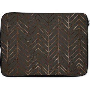 Laptophoes 13 inch 34x24 cm - Luxe patroon - Macbook & Laptop sleeve Luxe patroon van dunne en bronzen lijnen tegen een donkergrijze achtergrond - Laptop hoes met foto