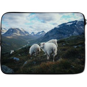 Laptophoes 13 inch 34x24 cm - Schaap - Macbook & Laptop sleeve Familie portret schapen in de bergen - Laptop hoes met foto