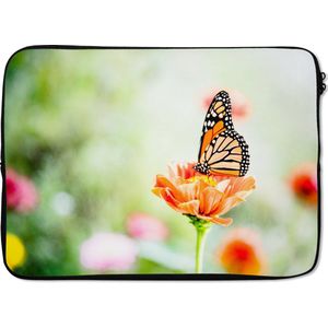 Laptophoes 13 inch 34x24 cm - Vlinders  - Macbook & Laptop sleeve Oranje vlinder in een bloemenveld - Laptop hoes met foto