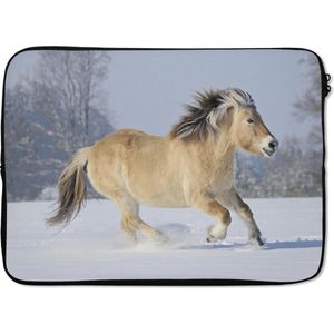 Laptophoes 13 inch - Fjord paard dat door de sneeuw rent - Laptop sleeve - Binnenmaat 32x22,5 cm