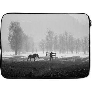 Laptophoes 13 inch 34x24 cm - Paarden  - Macbook & Laptop sleeve Boer met zijn paard op het platteland van China in zwart-wit - Laptop hoes met foto