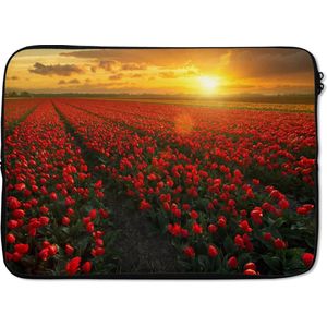 Laptophoes 14 inch - Rode tulpen in Nederland - Laptop sleeve - Binnenmaat 34x23,5 cm - Zwarte achterkant