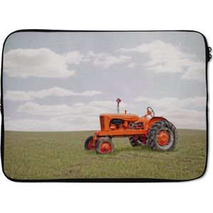 Laptophoes 14 inch 36x26 cm - Trekker - Macbook & Laptop sleeve Een oranje trekker in een veld - Laptop hoes met foto