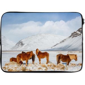 Laptophoes 13 inch - Bruine IJslander paarden aan de voet van een besneeuwde berg - Laptop sleeve - Binnenmaat 32x22,5 cm - Zwarte achterkant