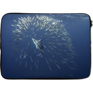 Laptophoes 13 inch 34x24 cm - Zeedieren - Macbook & Laptop sleeve Gestreepte marlijn en zeeleeuw jagen op sardientjes - Laptop hoes met foto