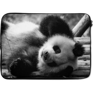 Laptophoes 13 inch - Dierenprofiel rollende panda in zwart-wit - Laptop sleeve - Binnenmaat 32x22,5 cm - Zwarte achterkant