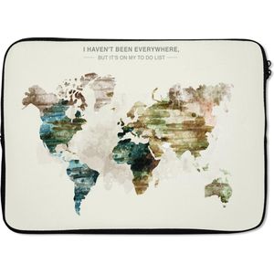 Laptophoes 14 inch 36x26 cm - Trendy wereldkaarten - Macbook & Laptop sleeve Wereldkaart in oude schilderachtige kleuren met tekst - Laptop hoes met foto