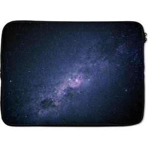 Laptophoes 14 inch 36x26 cm - Melkweg - Macbook & Laptop sleeve De Melkweg aan een donkere hemel - Laptop hoes met foto