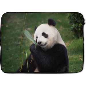 Laptophoes 13 inch - Pandabeer - Wilde dieren - Bladeren - Laptop sleeve - Binnenmaat 32x22,5 cm - Zwarte achterkant