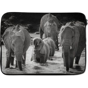 Laptophoes 13 inch 34x24 cm - Olifanten - Macbook & Laptop sleeve Familie olifanten in het water in zwart-wit - Laptop hoes met foto