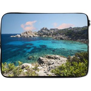 Laptophoes 13 inch 34x24 cm - Sardinië - Macbook & Laptop sleeve De kustlijn met helder turquoise water - Laptop hoes met foto