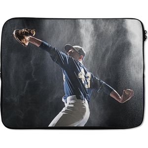 Laptophoes 17 inch - Sportieve honkbalspeler die in de regen werpt - Laptop sleeve - Binnenmaat 42,5x30 cm - Zwarte achterkant