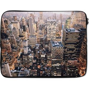 Laptophoes 15 inch 38x29 cm - New York - Macbook & Laptop sleeve Verlicht Manhattan van bovenaf in New York - Laptop hoes met foto
