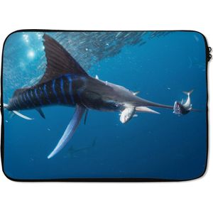 Laptophoes 13 inch 34x24 cm - Roofdieren - Macbook & Laptop sleeve Jagende Marlijn in de oceaan - Laptop hoes met foto