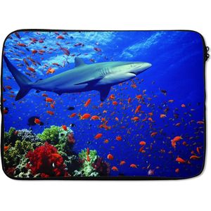 Laptophoes 13 inch - Haai bij koraalrif - Laptop sleeve - Binnenmaat 32x22,5 cm - Zwarte achterkant