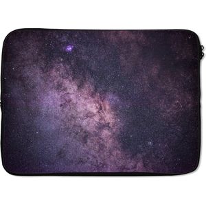 Laptophoes 13 inch 34x24 cm - Melkweg - Macbook & Laptop sleeve De Melkweg met een paarse gloed - Laptop hoes met foto