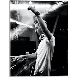 Forex - DJ Achter Dj Booth (Zwart Wit) - 30x40cm Foto op Forex